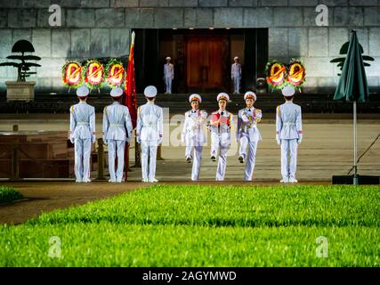 Nacht Wachwechsel Zeremonie, Ho Chi Minh Mausoleum, Ba Dinh Square, Hanoi, Vietnam, Asien Stockfoto