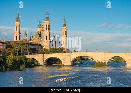 Puente de Piedra Brücke über den Fluss Ebro und der alten Kirche Basilika del Säule in der spanischen Stadt Zaragoza Stockfoto