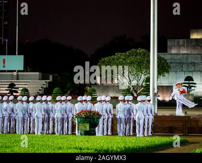 Nacht Wachwechsel Zeremonie, Ho Chi Minh Mausoleum, Ba Dinh Square, Hanoi, Vietnam, Asien Stockfoto