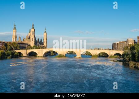 Puente de Piedra Brücke über den Fluss Ebro in der spanischen Stadt Zaragoza Stockfoto