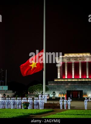 Nacht Absenken der Vietnamesische flag, Ho Chi Minh Mausoleum, Ba Dinh Square, Hanoi, Vietnam, Asien Stockfoto