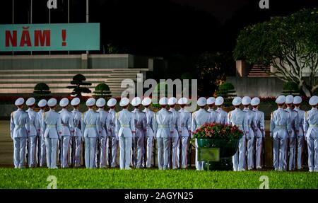 Nacht Wachwechsel Zeremonie, Ho Chi Minh Mausoleum, Ba Dinh Square, Hanoi, Vietnam, Asien Stockfoto