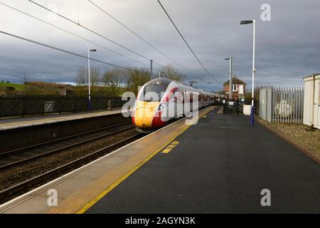 Eine LNER Azuma Zug bereitet auf Alnmouth station in Northumberland nach starkem Regen Duschen mit einem Dienst London Kings Cross zu stoppen. Stockfoto