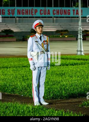 Soldat in weißer Uniform Wache bei Ho Chi Minh Mausoleum in der Nacht, Ba Dinh Square, Hanoi, Vietnam, Asien Stockfoto