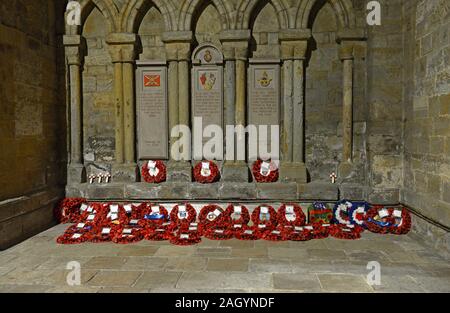 Viele Kränze am Kriegerdenkmal in der Kathedrale von Durham, UK platziert Stockfoto