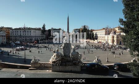 Ansicht von oben auf der berühmten Piazza del Popolo, Menschen Touristen zu Fuß zum Einkaufen, für Italien Stockfoto