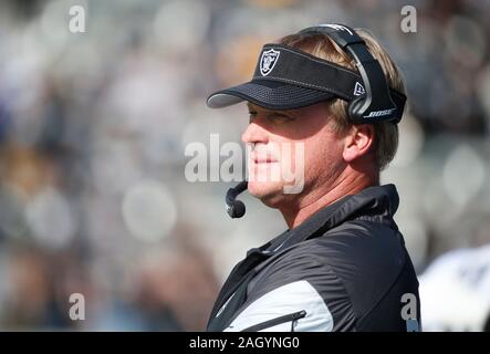 Carson, Kalifornien, USA. 22 Dez, 2019. Oakland Raiders Head Coach Jon Gruden in Aktion während der NFL Spiel zwischen der Los Angeles Ladegeräte und die Oakland Raiders an der Würde des Menschen Gesundheit Sport Park in Carson, Kalifornien. Charles Baus/CSM/Alamy leben Nachrichten Stockfoto