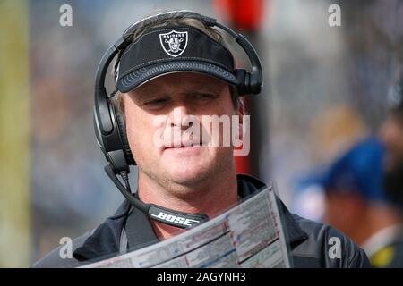 Carson, Kalifornien, USA. 22 Dez, 2019. Oakland Raiders Head Coach Jon Gruden in Aktion während der NFL Spiel zwischen der Los Angeles Ladegeräte und die Oakland Raiders an der Würde des Menschen Gesundheit Sport Park in Carson, Kalifornien. Charles Baus/CSM/Alamy leben Nachrichten Stockfoto