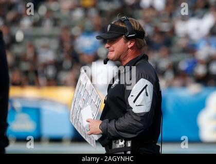 Carson, Kalifornien, USA. 22 Dez, 2019. Oakland Raiders Head Coach Jon Gruden in Aktion während der NFL Spiel zwischen der Los Angeles Ladegeräte und die Oakland Raiders an der Würde des Menschen Gesundheit Sport Park in Carson, Kalifornien. Charles Baus/CSM/Alamy leben Nachrichten Stockfoto