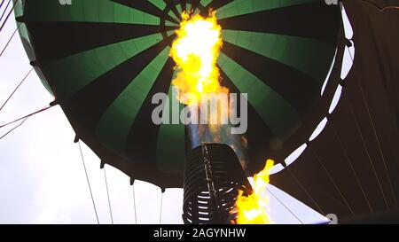 Abenteuer auf Hot Air Balloon Wassermelone. Brenner Regie Flamme in Hülle. Die Flugzeuge fliegen im Morgen, blauer Himmel durch heiße Luft. Stockfoto