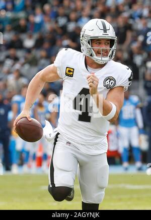 Carson, Kalifornien, USA. 22 Dez, 2019. Oakland Raiders Quarterback Derek Carr (4) kriecht mit der Kugel während der NFL Spiel zwischen der Los Angeles Ladegeräte und die Oakland Raiders an der Würde des Menschen Gesundheit Sport Park in Carson, Kalifornien. Charles Baus/CSM/Alamy leben Nachrichten Stockfoto