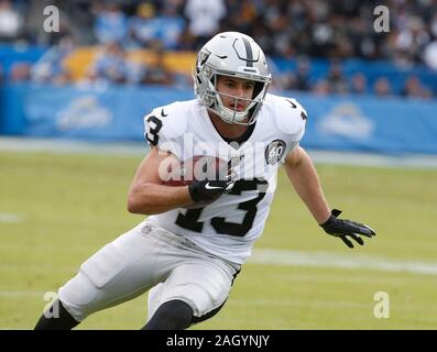 Carson, Kalifornien, USA. 22 Dez, 2019. Oakland Raiders wide receiver Hunter Renfrow (13) Trägt die Kugel während der NFL Spiel zwischen der Los Angeles Ladegeräte und die Oakland Raiders an der Würde des Menschen Gesundheit Sport Park in Carson, Kalifornien. Charles Baus/CSM/Alamy leben Nachrichten Stockfoto