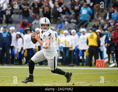 Carson, Kalifornien, USA. 22 Dez, 2019. Oakland Raiders Quarterback Derek Carr (4) kriecht mit der Kugel während der NFL Spiel zwischen der Los Angeles Ladegeräte und die Oakland Raiders an der Würde des Menschen Gesundheit Sport Park in Carson, Kalifornien. Charles Baus/CSM/Alamy leben Nachrichten Stockfoto