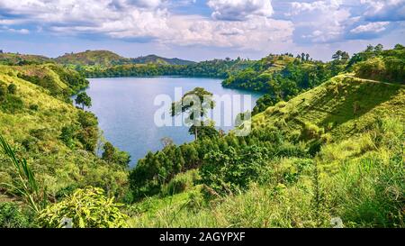 Die üppige, grüne, fruchtbare Landschaft rund um den Nyinambuga, einer alten vocanic Caldera mit Wasser gefüllt sind, Teil des Kraters Region im Westen Ugandas. Stockfoto