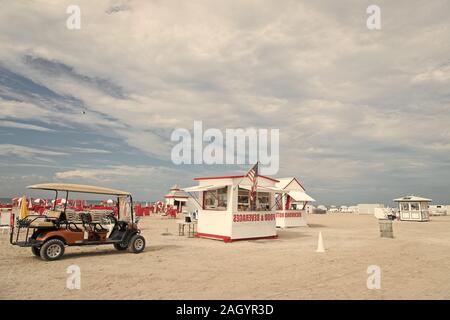 Miami, USA - Januar 10, 2016: Nahrungsmittel und Getränke Shop am Strand von South Beach in Miami, USA. Sommer Urlaub in Miami Beach Life. touristischen Auto auf South Beach Küste. Sommerpause im Beach Bar. reisen in die usa. Stockfoto