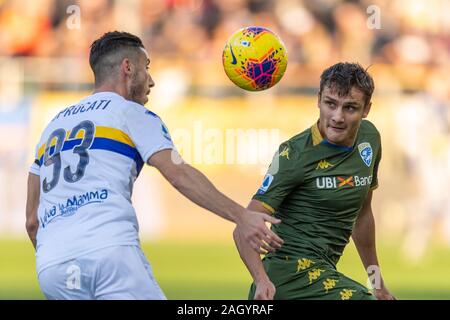 Ales Mateju (Brescia) Mattia Sprocati (Parma) während Erie der Italienischen "Match zwischen Parma 1-1 Brescia an Ennio Tardini Stadium am 22 Dezember, 2019 in Parma, Italien. Credit: Maurizio Borsari/LBA/Alamy leben Nachrichten Stockfoto