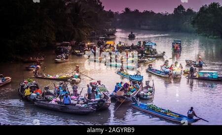 Phong Dien Floating Market am Morgen Stockfoto