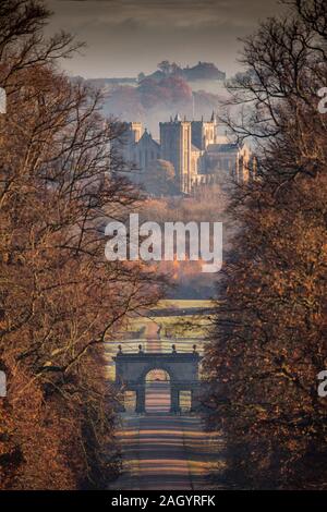 Ein Blick auf die Kathedrale, Ripon Ripon, North Yorkshire, von Studley Royal Deer Park mit dem park Eingangstor in den Vordergrund gebracht Stockfoto