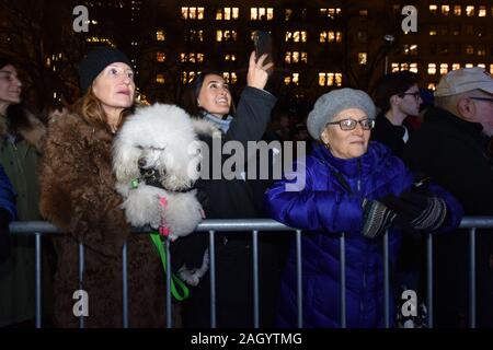 Menschen gether entlang Grand Army Plaza den weltweit größten Menorah zu beobachten Leuchten am ersten Abend Chanukka", in: New York, New York, am 22. Dezember 2019. Stehend 36 m hoch und mit einem Gewicht von 400 lbs, Hanukkah, bekannt als "Festival der Lichter" gefeiert für acht Tage von Juden weltweit. (Anthony Behar/Sipa USA) Stockfoto