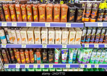 Miami Beach Florida, Walgreens, Vitrine Verkauf, Suntan Lotion Vitrine Verkauf, Regal Regale, FL100515029 Stockfoto