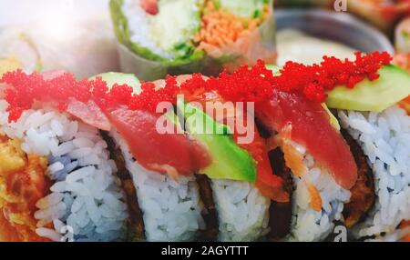 Japanischen sashimi Sushi Brötchen mit Lachs Rogen in Nahaufnahme Bild. Donburi in der asiatischen Küche. Garnelen mit Reis in Nahaufnahme. Platte von Garnelen. F Stockfoto