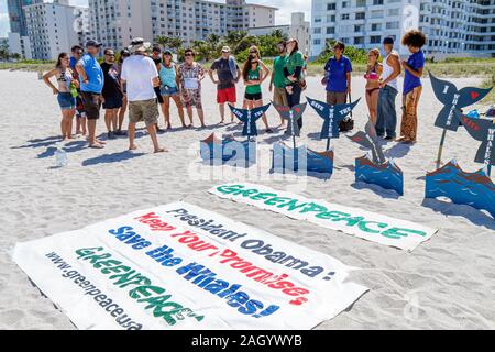 Miami Beach, Florida, Greenpeace, Demonstration, Protest, Rettung der Wale, Organisator, Organisation, Banner, Schild, Gruppe, Unterstützer, FL100526025 Stockfoto