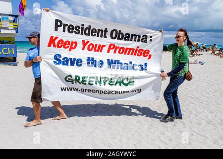 Miami Beach, Florida, Greenpeace, Demonstration, Protest, Rettung der Wale, Schild, Banner, Obama, FL100526019 Stockfoto