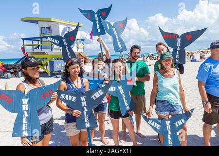 Miami Beach Florida, Greenpeace, Demonstration, Protest, Rettung der Wale, Schild, Gruppe, Unterstützer, hispanische Frauen, FL100526032 Stockfoto