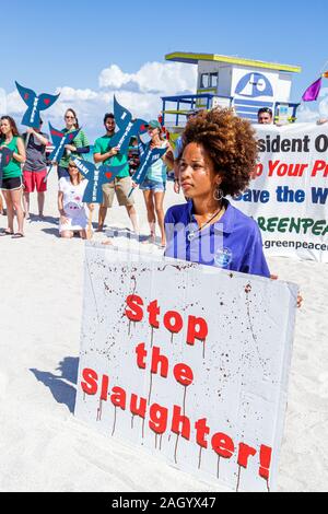 Miami Beach, Florida, Greenpeace, Demonstration, Protest, Rettung der Wale, Schild, Gruppe, Unterstützer, Schwarze Frauen, FL100526047 Stockfoto