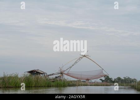 Thai traditionelle Fischerei Werkzeug aus Holz und Bambus in den Sumpf oder den Fluss im ländlichen Thailand installiert Stockfoto