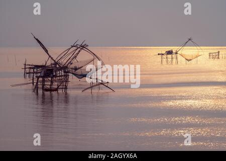 Thai traditionelle Fischerei Werkzeug aus Holz und Bambus in den Sumpf oder den Fluss im ländlichen Thailand installiert Stockfoto