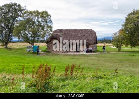 Schottland - 8. September 2019: Touristen erkunden, was geglaubt wird, das einzige erhaltene Gebäude aus der Schlacht im Jahre 1746, Schottland, Großbritannien September 0 Stockfoto