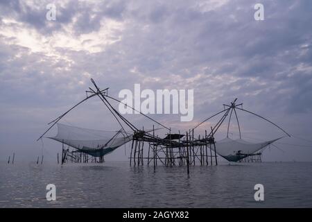 Thai traditionelle Fischerei Werkzeug aus Holz und Bambus in den Sumpf oder den Fluss im ländlichen Thailand installiert Stockfoto