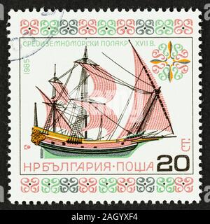 In der Nähe der bunten verwendet Briefmarke aus Bulgarien mit einem großen Segelschiff, 1985 ausgestellt. Stockfoto