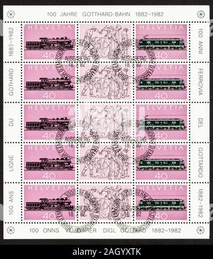 SEATTLE, Washington - Oktober 2, 2019: Nahaufnahme des philatelic Souvenir sheet von Briefmarken der Schweiz verfügt über eine Dampf- und eine elektrische Eisenbahn locomoti Stockfoto