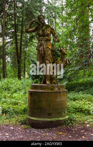 Perthshire Schottland - 10. September 2019: Statue von Diana die Jägerin in Diana's Grove in der Blair Castle Grounds, UK, 10. September, 2019 Stockfoto