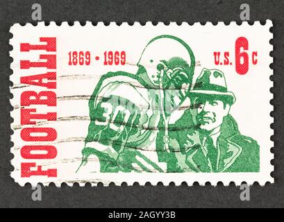 American 64 Cent Briefmarke zum 100-jährigen Jubiläum von Zwischen Fußball, 1969 ausgestellt, Scott #1382. Stempel zeigt ein Trainer mit Player. Stockfoto