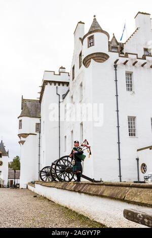 Pitlochry Schottland - 12. September 2019: Stuart der Piper Durchführung außerhalb von Blair Castle in den schottischen Highlands, Perthshire UK 12. September 2 Stockfoto