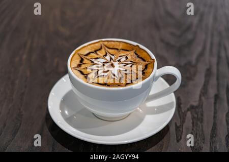 Tasse schönen warmen Mokka Kunst latte Kaffee auf Tisch Stockfoto