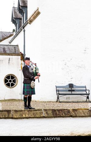 Pitlochry Schottland - 12. September 2019: Stuart der Piper Durchführung außerhalb von Blair Castle in den schottischen Highlands, Perthshire UK 12. September 2 Stockfoto