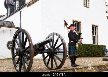 Pitlochry Schottland - 12. September 2019: Stuart der Piper Durchführung außerhalb von Blair Castle in den schottischen Highlands, Perthshire UK 12. September 2 Stockfoto