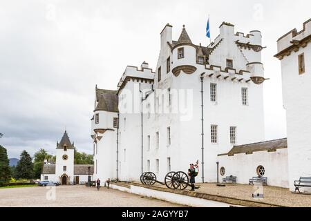 Pitlochry Schottland - 12. September 2019: Stuart der Piper Durchführung außerhalb von Blair Castle in den schottischen Highlands, Perthshire UK 12. September 2 Stockfoto