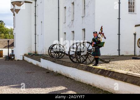 Pitlochry Schottland - 12. September 2019: Stuart der Piper Durchführung außerhalb von Blair Castle in den schottischen Highlands, Perthshire UK 12. September 2 Stockfoto