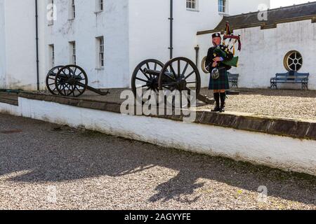 Pitlochry Schottland - 12. September 2019: Stuart der Piper Durchführung außerhalb von Blair Castle in den schottischen Highlands, Perthshire UK 12. September 2 Stockfoto