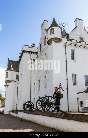 Pitlochry Schottland - 12. September 2019: Stuart der Piper Durchführung außerhalb von Blair Castle in den schottischen Highlands, Perthshire UK 12. September 2 Stockfoto