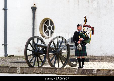 Pitlochry Schottland - 12. September 2019: Stuart der Piper Durchführung außerhalb von Blair Castle in den schottischen Highlands, Perthshire UK 12. September 2 Stockfoto