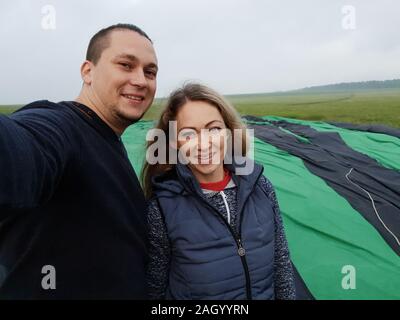 Abenteuer Liebe Paar auf Hot Air Balloon Wassermelone. Mann und Frau kuss Umarmung lieben einander. Brenner Regie Flamme in Hülle. Glückliche Menschen. Stockfoto