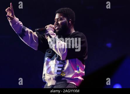 Sonnenaufgang in den Vereinigten Staaten. 22 Dez, 2019. Khalid führt an der Y 100 IHeartRadio Jingle Ball 2019 Konzert im BB&T Center in Sunrise, Florida, auf Sonntag, 22. Dezember 2019. Foto von Gary ich Rothstein/UPI Quelle: UPI/Alamy leben Nachrichten Stockfoto