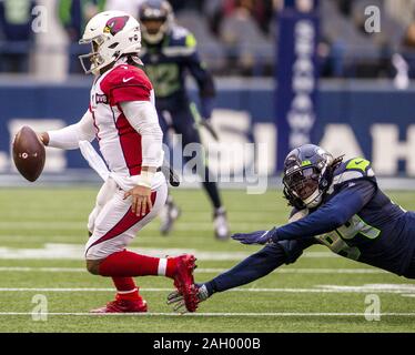 Seattle, USA. 22 Dez, 2019. Arizona Cardinals quarterback Kyler Murray (1) läuft aus dem Verständnis der Seattle Seahawks defensive Ende Hesekiel Ansah (94) an: CenturyLink Feld am 22. Dezember 2019 in Seattle, Washington. Die Kardinäle schlagen die Seahawks 27-13. Foto von Jim Bryant/UPI Quelle: UPI/Alamy leben Nachrichten Stockfoto