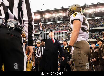 Philadelphia, Vereinigte Staaten von Amerika. 14 Dez, 2019. Präsident Donald J. Trumpf beteiligt sich an der Münze zu Beginn des 120. Army-Navy Fußball Spiel werfen Samstag, Dezember 14, 2019, am Lincoln Financial Field in Philadelphia, Pa Personen: Präsident Donald Trump Credit: Stürme Media Group/Alamy leben Nachrichten Stockfoto